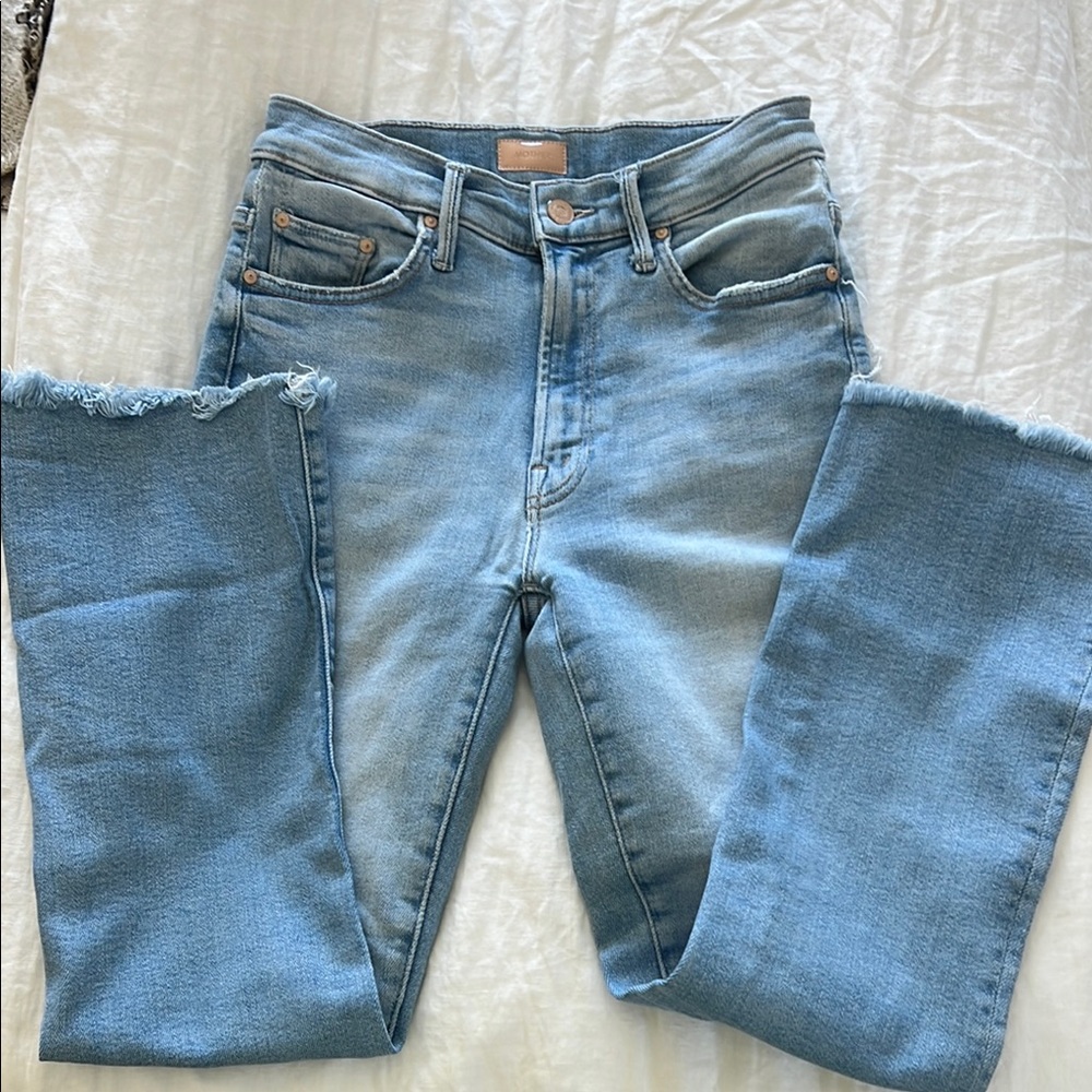 MOTHER Blue Ankle Cropped Jeans with Classic Indigo Wash